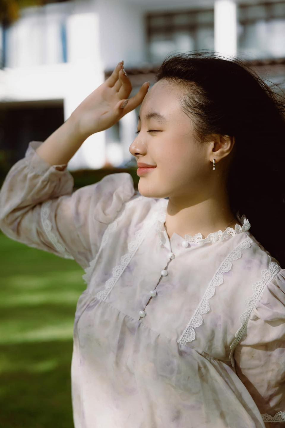 Bộ ảnh gần đây của Suti không hề trang điểm cầu kì, thế nhưng vẫn đốn tim người đối diện với vẻ xinh đẹp, trong trẻo.