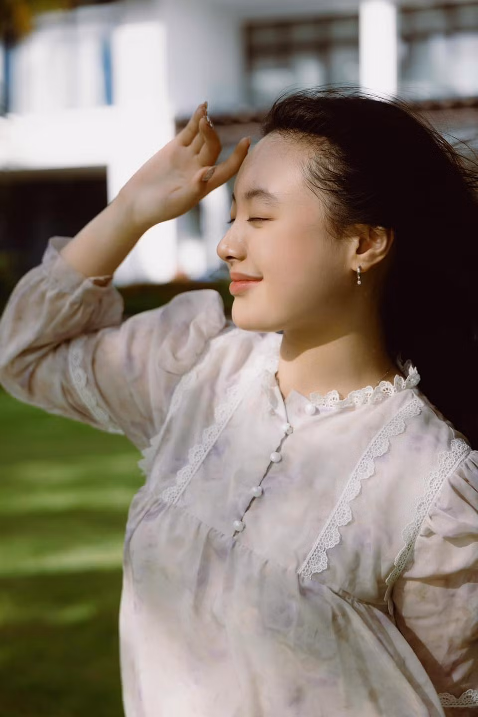 Bộ ảnh gần đây của Suti không hề trang điểm cầu kì, thế nhưng vẫn đốn tim người đối diện với vẻ xinh đẹp, trong trẻo.