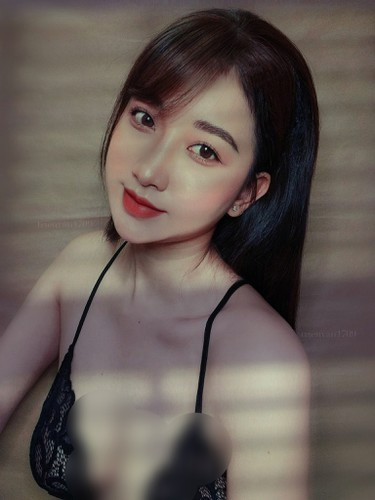 Bên cạnh đó, Triệu Vân còn là chủ sở hữu một cửa hàng thời trang ở TP HCM.