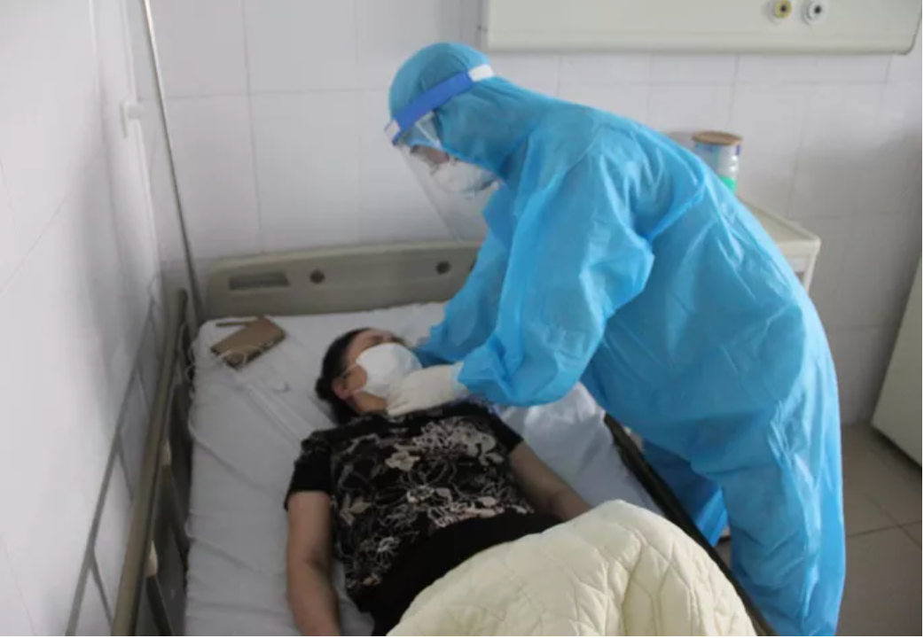Bac gai benh nhan COVID-19 thu 17 sot tro lai, roi loan dong mau cao