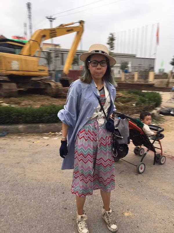 Bella tên thật là Đoàn Thúy Hà (SN 1986) quê ở xã Kiến Quốc, huyện Ninh Giang, tỉnh Hải Dương. Cô nàng nổi lên khi một số diễn đàn đăng tải clip cô chửi bới luôn miệng bất kỳ ai ngoài đường.