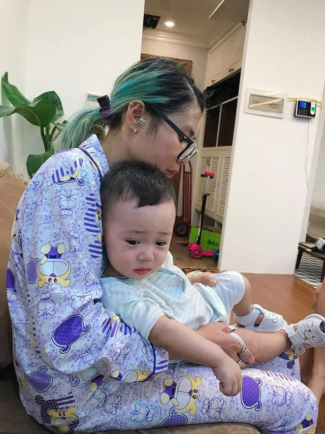 "Cô ấy chủ yếu là đi taxi nhưng thường không trả tiền. Khoảng 2 tháng trước cô ấy cũng đi một mình đến đây 2 lần, có 1 lần vào nhà tôi may mặc nhưng cũng rất lịch sự, tôi cũng không lấy nhiều tiền vì thấy hoàn cảnh của cô ấy rất thương" - Một chủ cửa hàng trên phố Đội Nhân chia sẻ.