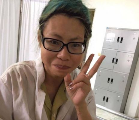 Bên cạnh đó, cô cũng bị dân mạng mang ra làm trò cười bởi luôn nhận mình là ca sĩ nổi tiếng, chụp ảnh phồng má, chu mỏ, chuyên gia quỵt tiền và phong cách ăn mặt không giống ai.