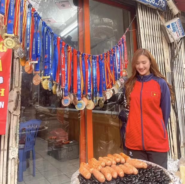 Hàng lạp xưởng nướng đá của Nguyễn Phương Anh khiến người qua người lại đều phải chú ý vì dàn huy chương khủng 51 cái (20 vàng, 16 bạc, 15 đồng).