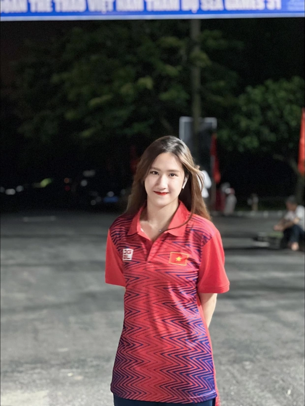 Được biết, cô là vận động viên nhảy cầu, sinh năm 1999 tại Hà Nội. Cô theo môn nhảy cầu từ khi lên 6 tuổi. Hoạt động và thi đấu thể thao nhiều năm, đến nay, Phương Anh đã đoạt nhiều danh hiệu quốc gia và được tuyển chọn lên đội tuyển nhảy cầu Việt Nam. Số huy chương kể trên chính là bộ sưu tập thành tích khủng của cô.