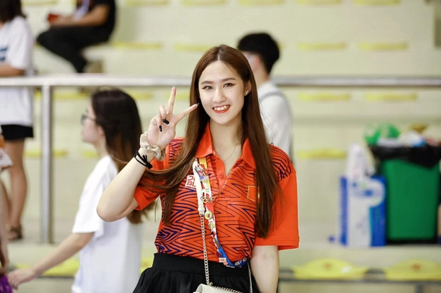 Cách bài trí này giúp vận động viên sinh năm 1999 thu hút khách hàng, dù vậy một số người tò mò vào mua lạp xưởng, cũng có người còn hỏi mua cả huy chương.