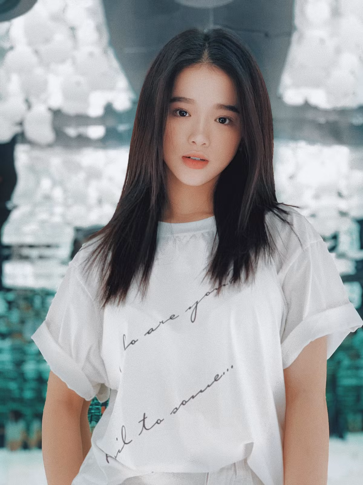 Năm 2017, Linh Ka trở thành tâm điểm chỉ trích bởi phát ngôn sốc về chuyện thi cử: "Điểm đâu quan trọng, bây giờ có thể mua được điểm cấp ba và điểm đại học mà". Không lâu sau, hot girl đã phải lên tiếng xin lỗi vì những suy nghĩ thiển cận của bản thân.