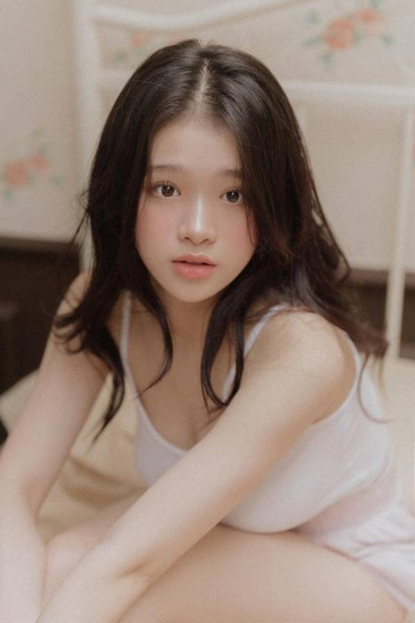 Theo đuổi phong cách sexy với những trang phục bó sát, Linh Ka từng bị nhận xét là "chín ép", cô tình chơi trội để nổi tiếng.