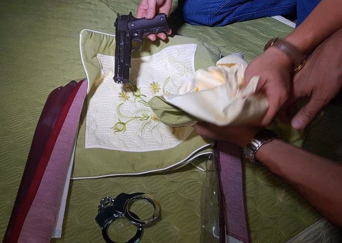 Bat giu doi tuong gia danh 'Trung ta Cong an' de lua tinh, lua tien phu nu-Hinh-3