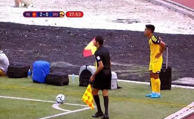 Không chỉ có phòng họp báo, điều kiện ăn ở mà ban tổ chức SEA Games 30 dành cho các VĐV cũng vô cùng thiếu chuyên nghiệp. Đội tuyển U22 Brunei thậm chí còn không được sắp xếp phòng thay đồ mà thay ngay trên ô tô, vali mang ra tận sân cỏ và phải cắt cử một thành viên ngồi trông đồ.