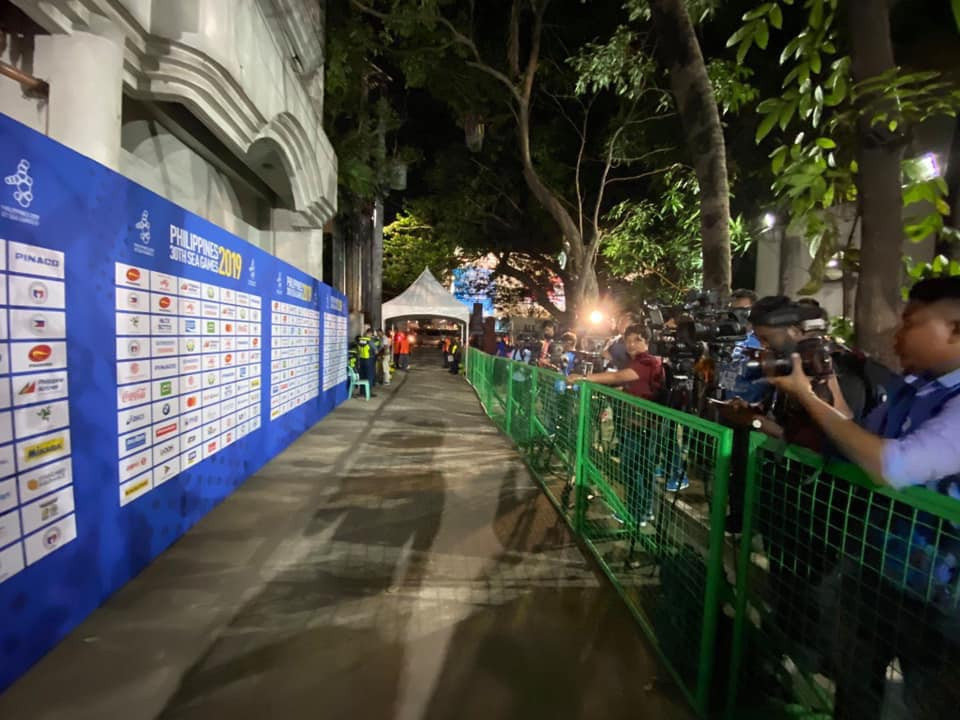 Sau khi bị cộng đồng mạng các nước chỉ trích dữ dội, ban tổ chức SEA Games năm nay đã đổi sang một địa điểm khác trông có vẻ tử tế hơn một chút.