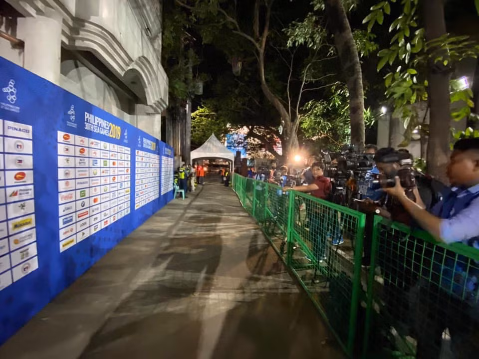 Sau khi bị cộng đồng mạng các nước chỉ trích dữ dội, ban tổ chức SEA Games năm nay đã đổi sang một địa điểm khác trông có vẻ tử tế hơn một chút.