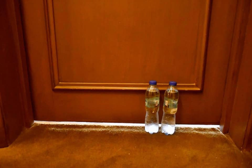 Mỗi vận động viên được ban tổ chức phát 2 chai nước khoáng vào buổi sáng và không được xin thêm.