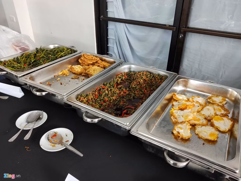 HLV Mai Đức Chung của tuyển nữ Việt Nam cũng cho biết toàn đội phải ăn giò, chả, ruốc mang sang bởi ăn ở khách sạn không thể bảo đảm được thể lực. Ảnh: Zing