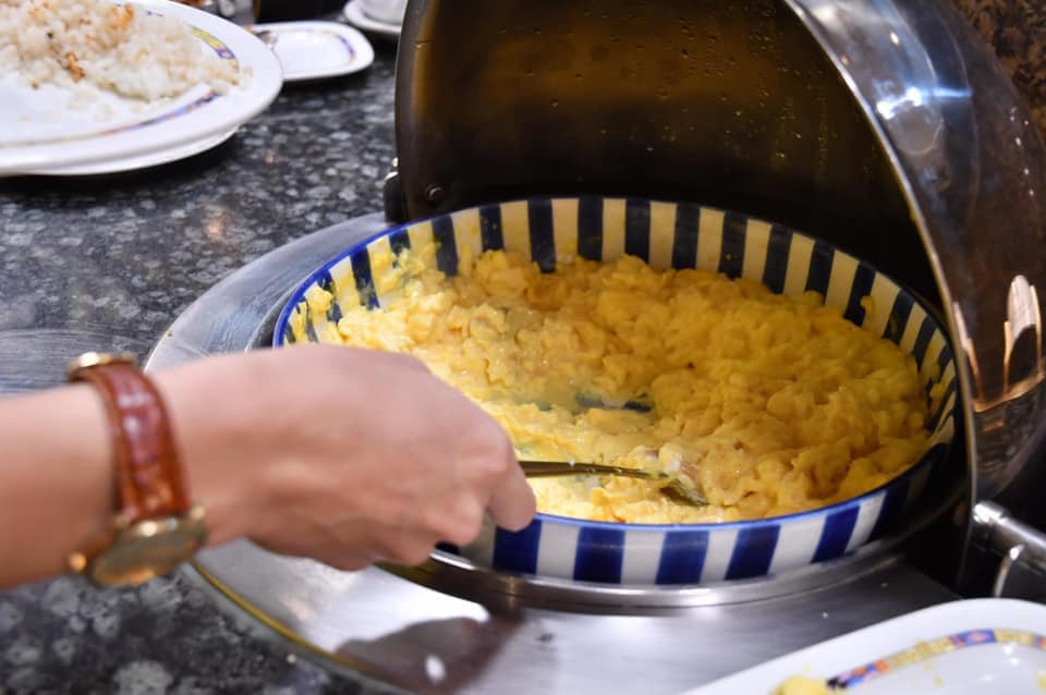 Những bức ăn được chủ nhà chuẩn bị cho đoàn thể thao các nước cũng vô cùng thiếu thốn khiến các cầu thủ tuyển Thái Lan phải la ó, cầu cứu. "Ăn thế này mình còn không ăn nổi huống chi người ta chơi thể thao mất sức. Đúng là giải ao làng" - Facebooker T.D bình luận khi thấy đồ ăn được phía Philippines chuẩn bị.