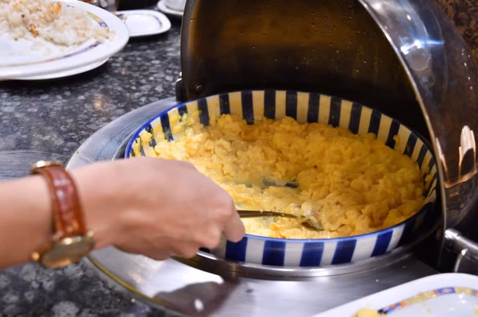 Những bức ăn được chủ nhà chuẩn bị cho đoàn thể thao các nước cũng vô cùng thiếu thốn khiến các cầu thủ tuyển Thái Lan phải la ó, cầu cứu. "Ăn thế này mình còn không ăn nổi huống chi người ta chơi thể thao mất sức. Đúng là giải ao làng" - Facebooker T.D bình luận khi thấy đồ ăn được phía Philippines chuẩn bị.