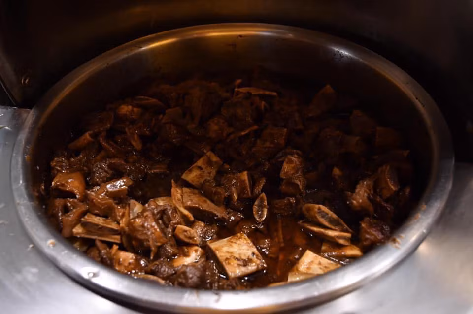 Chính HLV trưởng đội tuyển Thái Lan còn ngao ngán nói rằng họ đã tính trước được việc điều kiện ăn ở, thi đấu tại Philippines không được thuận lợi nhưng không nghĩ rằng lại tồi tệ đến mức độ này.