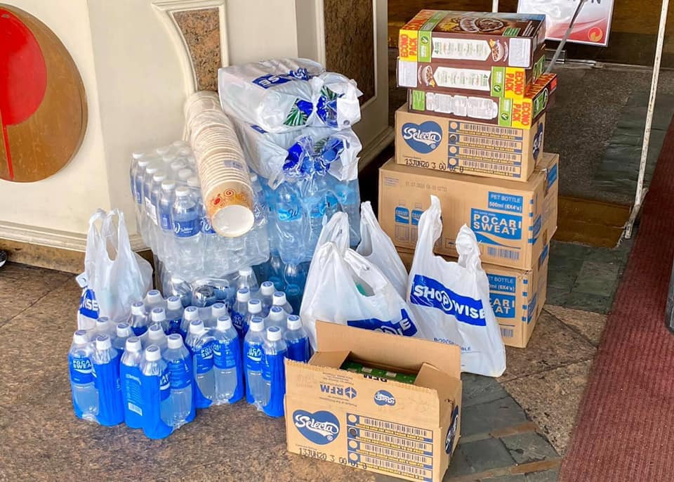 Ngay cả nước uống cũng không được đáp ứng đầy đủ, các cầu thủ tuyển Thái Lan phải ra siêu thị tự mua đồ ăn, nước uống và đồ dùng sinh hoạt.