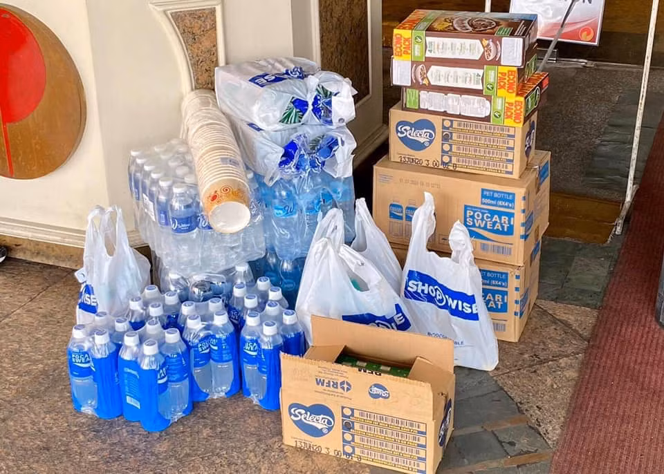 Ngay cả nước uống cũng không được đáp ứng đầy đủ, các cầu thủ tuyển Thái Lan phải ra siêu thị tự mua đồ ăn, nước uống và đồ dùng sinh hoạt.