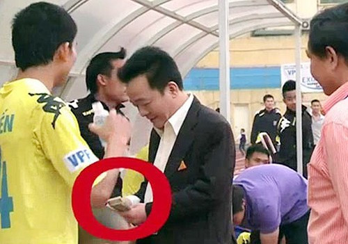 Bầu Hiển (Đỗ Quang Hiển) là chủ tịch CLB SHB Đà Nẵng, Hà Nội T&amp;T) đang thi đấu tại V.League và CLB SHB Champasak đang chơi tại giải Lao League. Từ năm 2008 đến nay, ông đã bỏ ra không dưới 400 tỷ đồng để mua cầu thủ, trong đó có bản hợp đồng đắt giá nhất của tiền đạo Công Vinh với giá 7 tỷ đồng. Bầu Hiển nổi tiếng chơi đẹp. Mỗi lần các CLB ông làm chủ tịch thắng, ông đều xuống sân cầm cả xấp tiền thưởng nóng.