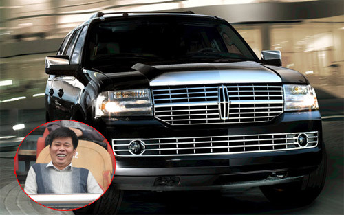 Về độ chơi của bầu Trường thì không phải bàn tới vì khi khi Vissai Ninh Bình được thăng hạng và đá tại V.League mùa giải 2009, ông bầu này đã mở đại tiệc chiêu đãi đội bóng ngay tại sảnh căn biệt thự rộng hàng trăm mét của mình. Trận đấu đầu tiên tại V.League 2009 trên sân Ninh Bình, ông đã cho các CĐV của Ninh Bình uống no bia. Ở V.League, CLB quanh năm ngày tháng được ở trong khách sạn Vissai Ninh Bình. Trên hình là chiếc siêu xe Cadillac của bầu Trường.