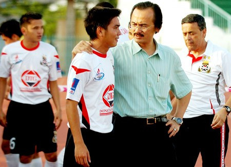 Bầu Thắng, tên đầy đủ là Võ Quốc Thắng, bắt đầu làm bóng đá từ năm 2000 với CLB gạch ĐTLA. Năm 2002, bầu Thắng đi tiên phong trong việc khuấy động phong trào tung tiền tỷ mua cầu thủ nội, bản hợp đồng đầu tiên ông đưa về là tiền vệ Minh Phương từ CLB Cảng Sài Gòn.