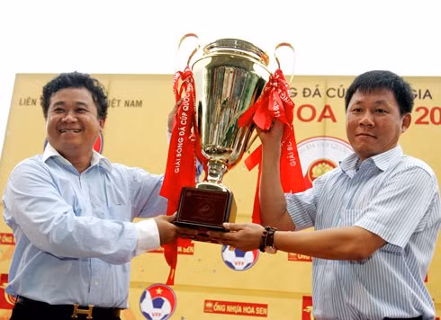 Đến mùa giải 2011, bầu Thọ quyết định đổi tên CLB Quân khu 4 thành CLB Navibank Sài Gòn và không tiếc tiền mua Quang Hải (9 tỷ đồng), Tài Em (7 tỷ), Duy Khanh, Được Em (12 tỷ) để làm mới đội hình. Tuy nhiên, sau V.League 2012, Navibank Sài Gòn tuyên bố giải thể bởi làm bóng đá quá tốn kém và đốt của bầu Thọ hơn 300 tỷ trong 3 năm.