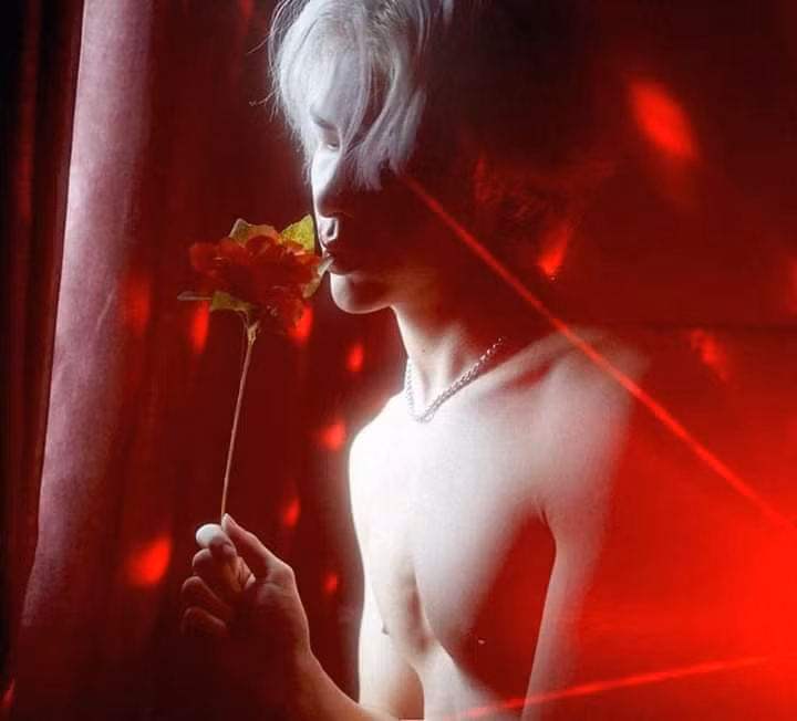 "Tự tâm" được khán giả đánh giá rất cao về nội dung, đầu tư trang phục và bối cảnh tốt. Đặc biệt, sự gặp gỡ và cảnh hôn nhau giữa Denis Đặng và Trung Quân khiến khán giả "phát cuồng".