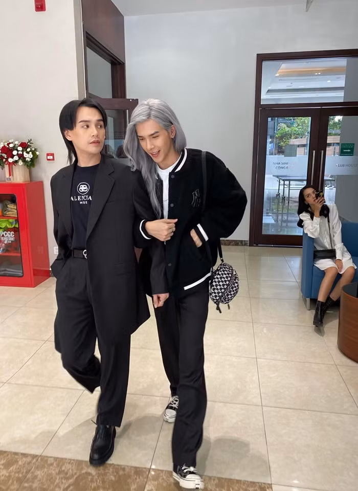 Hình ảnh Bạch Liên thân mật với "hoàng thượng" trong khi "hoàng hậu" liếc mắt lườm ở phía sau khiến khán giả thích thú. Nhiều ý kiến cho rằng Denis và Trung Quân quá đẹp đôi, hơn hẳn cặp "hoàng thượng - hoàng hậu".