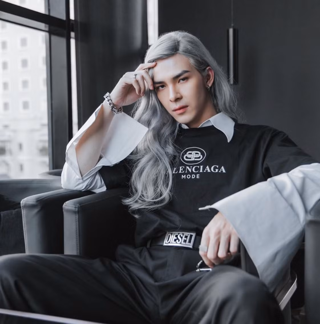 Không phải cái tên quá nổi bật trong showbiz Việt nhưng chắc hẳn ai cũng nhận ra "tiểu mỹ thụ" kia chính là Denis Đặng, người đã từng góp mặt trong ca khúc trước của Nguyễn Trần Trung Quân là "Màu nước mắt".