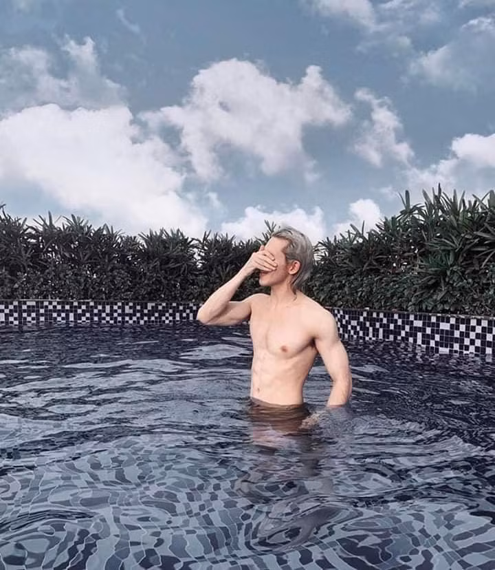 Không chỉ đẹp, Denis Đặng còn đúng chuẩn "con nhà người ta" trong truyền thuyết. Anh tên thật là Đặng Đức Hiếu, sinh năm 1993, tốt nghiệp loại xuất sắc khoa Tài chính - Ngân hàng của Đại học Ngoại thương sau đó giành được học bổng thạc sĩ của Đại học HEC Paris của Pháp.