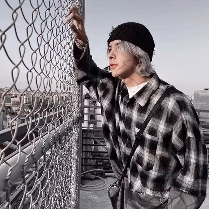 Ngay từ thời sinh viên, Denis đã có niềm đam mê đặc biệt với manipulation (loại hình kết hợp giữa nhiếp ảnh và đồ hoạ), đến nay, anh được biết đến với danh xưng "phù thuỷ hình ảnh".