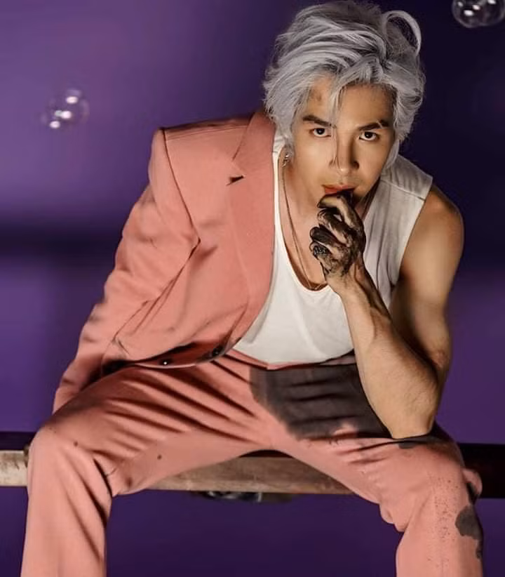 Trong MV Tự tâm, Denis Đặng vào vai người tình của hoàng hậu. Trong một lần vào cung gặp gỡ người yêu, Denis Đặng bị hoàng thượng Nguyễn Trần Trung Quân Phát hiện, hoàng hậu trong lúc hoảng loạn đã thiêu chết người tình sau đó lại làm nghi lễ tâm linh để hồi sinh. Tuy nhiên sau khi "sống lại", Denis không còn nhớ gì về quá khứ, và người anh phải lòng lại là hoàng thượng.