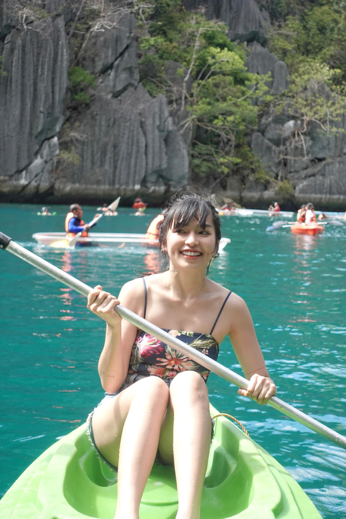 “Có một khoảng thời gian tôi nhịn ăn, cắt đường, tinh bột,... hầu như trong ngày chỉ ăn trái cây. Có ngày tôi chỉ ăn một trái táo và uống nước ép khổ qua - khó uống lắm nhưng vẫn cố gắng vì gầy. Có những ngày tôi khát là uống nước, đói cũng uống nước. Đến một lúc, khi đi quay tôi bị ngất, đang ở nhà bị tụt đường, phải nhập viện. Bác sĩ nói tôi bị thiếu máu, thiếu sắt nên phải ăn uống lại tử tế”, Khánh Vân nhớ lại.