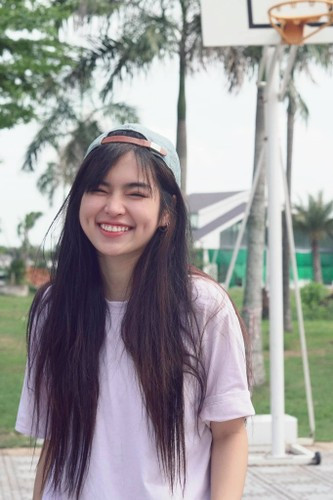 Người đẹp "Mắt biếc" chia sẻ hiệu quả: “Tập võ đốt calo rất tốt, hình thành cơ săn chắc. Hôm nào không đi tập được, tôi ở nhà, mở YouTube lên, tự workout ở nhà hoặc chơi cầu lông”.