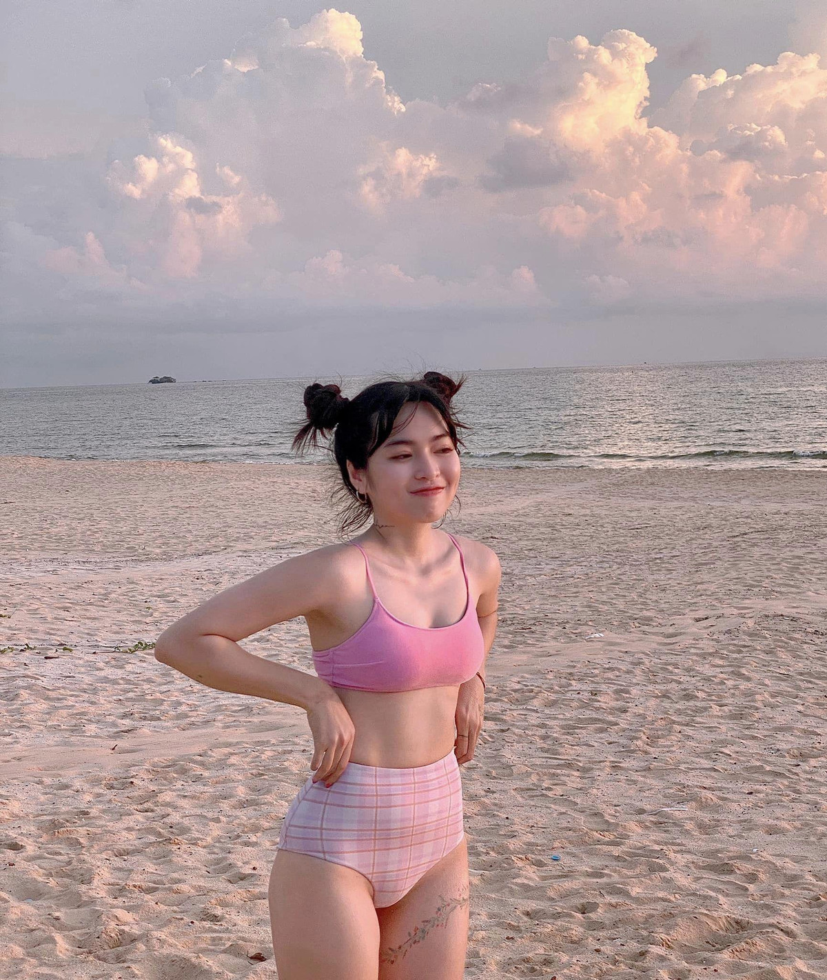 Khánh Vân chia sẻ: “Lúc nào tôi cũng nghĩ mình béo, cần phải giảm cân. Mặc dù hiện tại tôi cao 1m56 và chỉ nặng 42kg, nhìn bên ngoài ai cũng bảo tôi gầy lắm rồi, không cần giảm cân nữa nhưng trong thâm tâm tôi vẫn chưa từng thấy hài lòng với vóc dáng của mình. Tôi nghĩ mình bị áp lực về cân nặng nhiều như vậy, một phần là do từng bị body shaming...