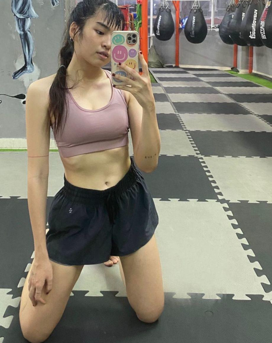 Nếu ở ngoài body mình vừa vặn nhưng khi lên máy quay thường bị mập lên từ 3-5kg. Lúc đó, dưới những hình ảnh của tôi, nhiều người comment bảo là 'nhìn như đuông dừa', 'sao mà béo vậy', 'giống đòn bánh tét',... Tôi đọc được và cảm thấy rất buồn, bị tổn thương. Từ đó, lúc nào tôi cũng suy nghĩ đến việc giảm cân, lúc nào cũng phải gầy nên tôi đã áp dụng qua 1001 công thức để giảm cân”, người đẹp chia sẻ.