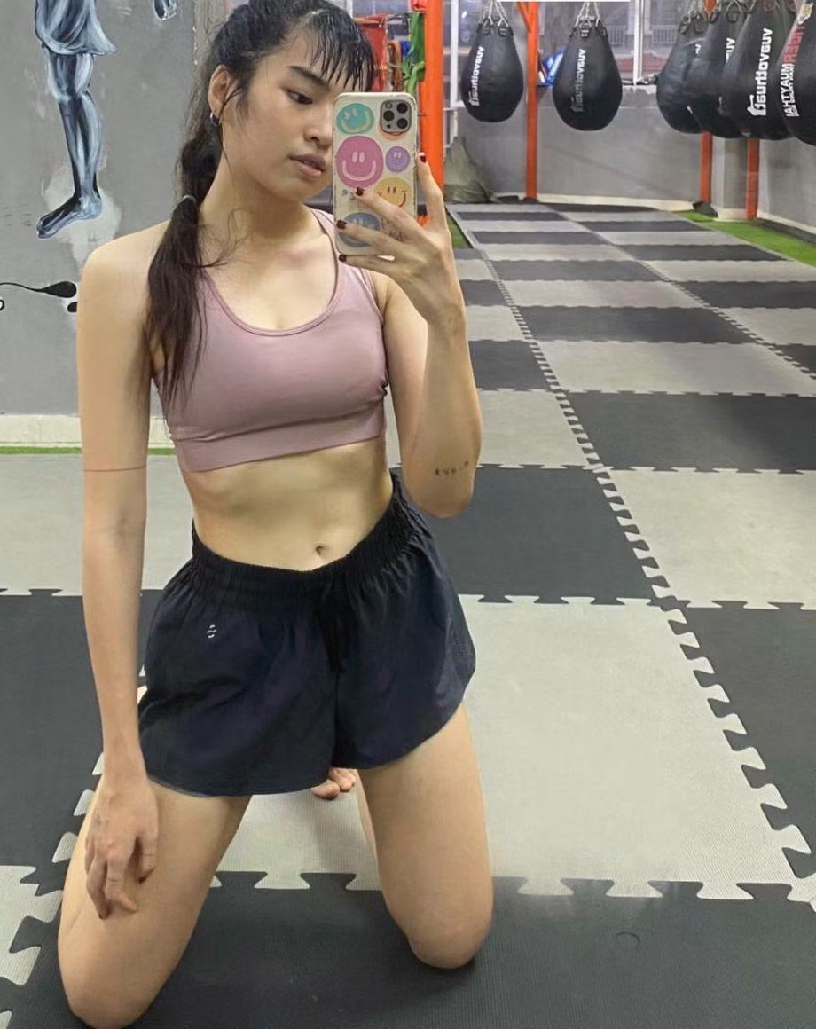 Nếu ở ngoài body mình vừa vặn nhưng khi lên máy quay thường bị mập lên từ 3-5kg. Lúc đó, dưới những hình ảnh của tôi, nhiều người comment bảo là 'nhìn như đuông dừa', 'sao mà béo vậy', 'giống đòn bánh tét',... Tôi đọc được và cảm thấy rất buồn, bị tổn thương. Từ đó, lúc nào tôi cũng suy nghĩ đến việc giảm cân, lúc nào cũng phải gầy nên tôi đã áp dụng qua 1001 công thức để giảm cân”, người đẹp chia sẻ.