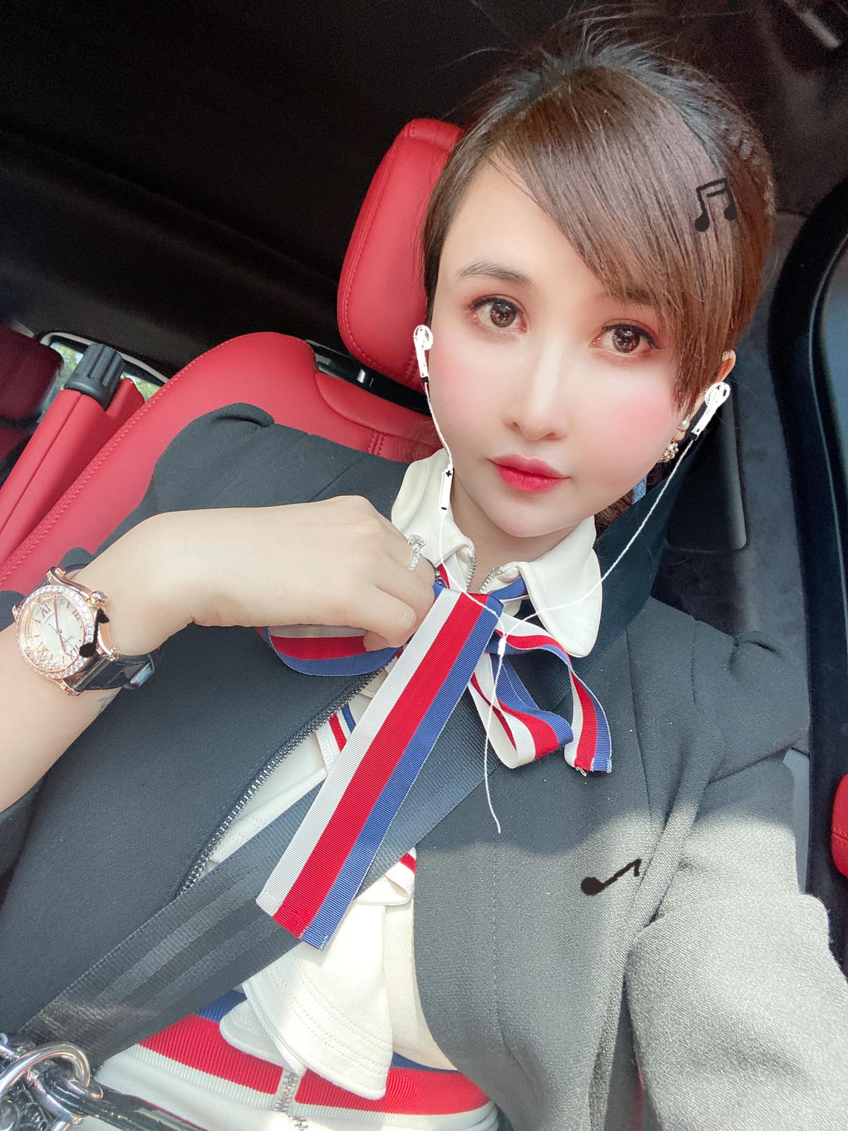 Mặc dù không hoạt động nghệ thuật cũng như chẳng liên quan gì tới làng giải trí nhưng Mina Phạm vẫn nhận được sự quan tâm đặc biệt của cộng đồng mạng bởi hay "tạo nét", chụp ảnh "sống ảo" cực lố.