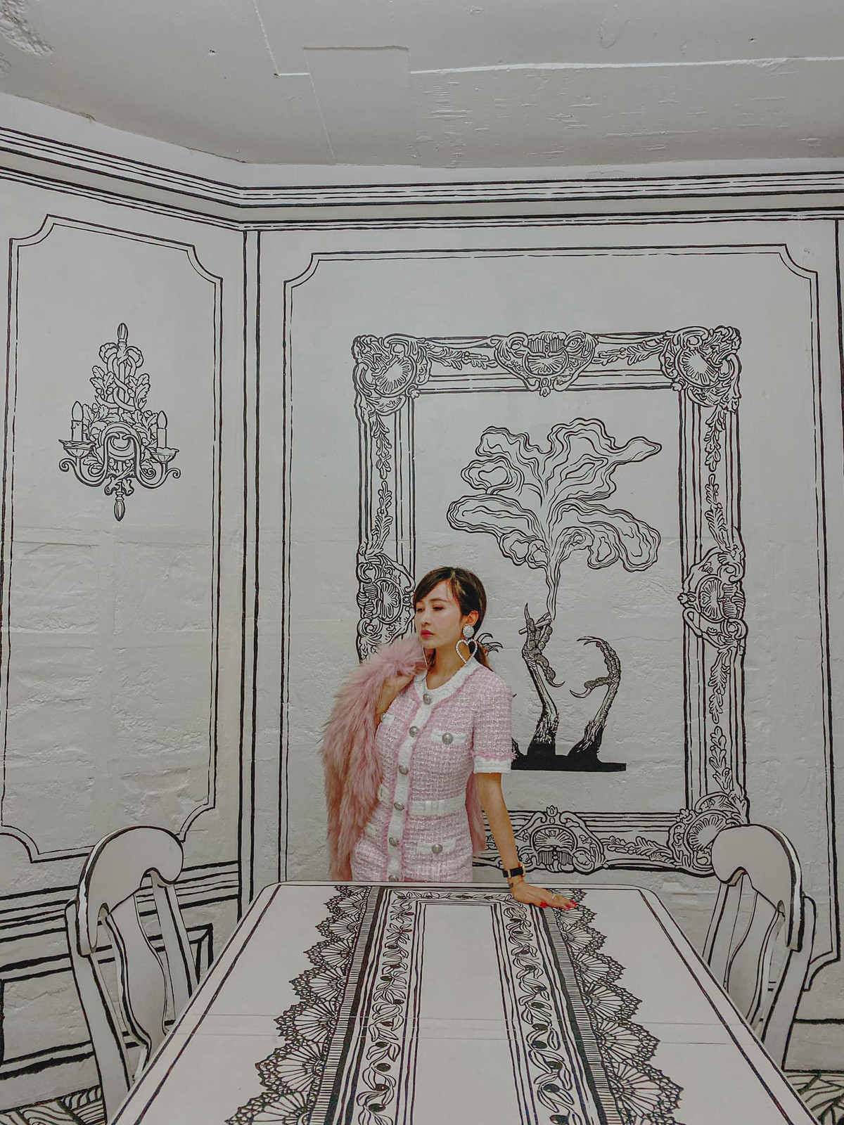 Mina Phạm được chồng cưng chiều hết mực, cặp đôi thường xuyên đi du lịch và chụp ảnh "sống ảo" tình tứ như cặp vợ chồng mới cưới dù đã có với nhau hai mặt con.