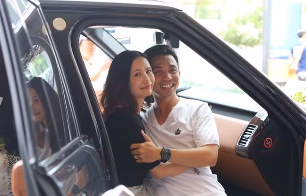 Mina Phạm nổi tiếng được chồng cưng chiều hết mực, sẵn sàng vì cô mà livestream doạ tự tử, điều dàn xe sang - xịn - mịn đi đón vợ trở về nhà.