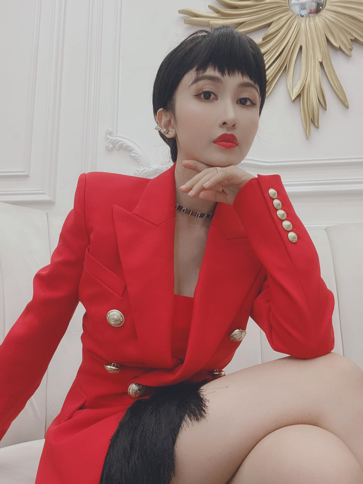 Từng bị tố là "thánh sống ảo", lấy ảnh của người khác ghép mặt vào để biến thành hình của mình nên việc Mina Phạm tự nhận mình xấu khiến nhiều người khá bất ngờ.