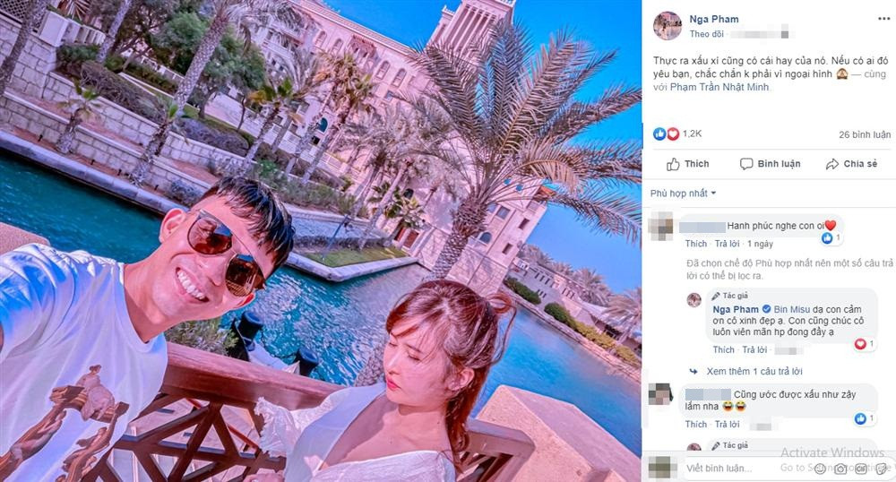 Mới đây, trên trang cá nhân, vợ hai Minh Nhựa là Mina Phạm bất ngờ đăng tải ảnh chụp cùng chồng kèm dòng trạng thái: "Thực ra xấu xí cũng có cái hay của nó. Nếu có ai đó yêu bạn, chắc chắn không phải vì ngoại hình".