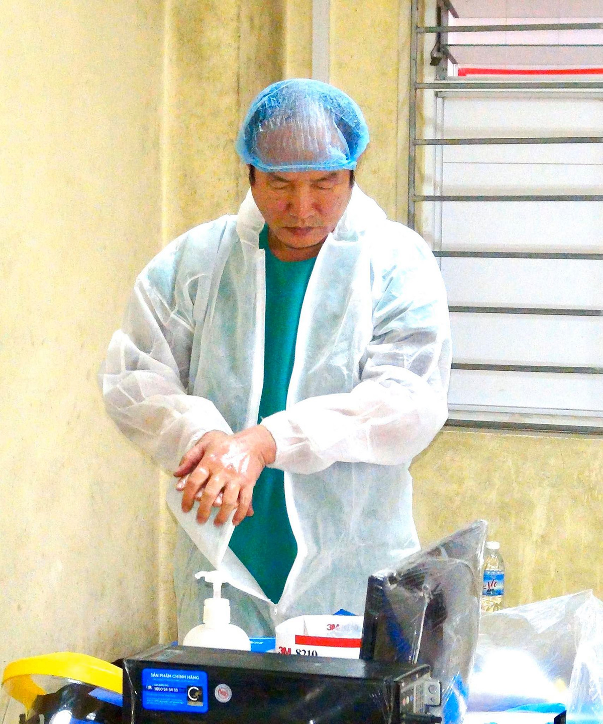 Được biết, bác sĩ Nguyễn Quốc Hùng (Giám đốc Bệnh viện Sản Nhi Quảng Ninh) hiện đang đảm nhiệm vị trí Giám đốc Bệnh viện dã chiến số 2 tỉnh Quảng Ninh, nơi điều trị bệnh nhân COVID-19 tại tỉnh. Gần một tháng nay, bác sĩ chưa về nhà vì bận công việc tại viện.