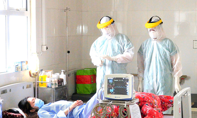 Vì tiếp xúc gần với 4 bệnh nhân người nước ngoài trên chuyến bay VN0054 từ Anh về Nội Bài vào ngày 2/3 nên bác sĩ Hùng đã phải trải qua đợt cách ly COVID-19. Trong những ngày đó, ông vẫn sát sao theo dõi và chỉ đạo đơn vị từ xa.