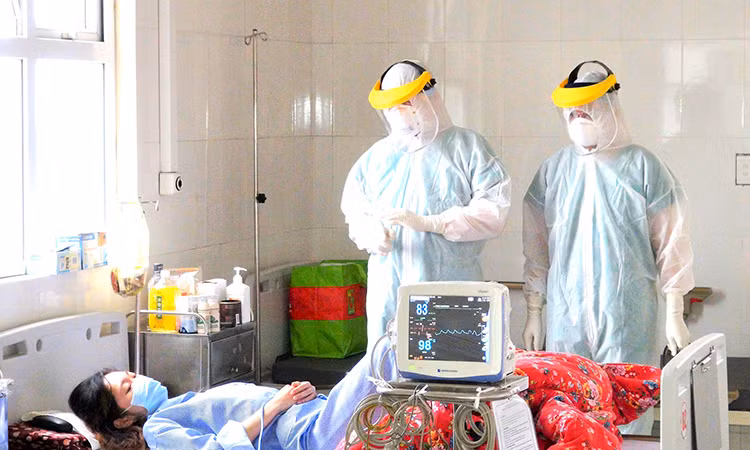 Vì tiếp xúc gần với 4 bệnh nhân người nước ngoài trên chuyến bay VN0054 từ Anh về Nội Bài vào ngày 2/3 nên bác sĩ Hùng đã phải trải qua đợt cách ly COVID-19. Trong những ngày đó, ông vẫn sát sao theo dõi và chỉ đạo đơn vị từ xa.