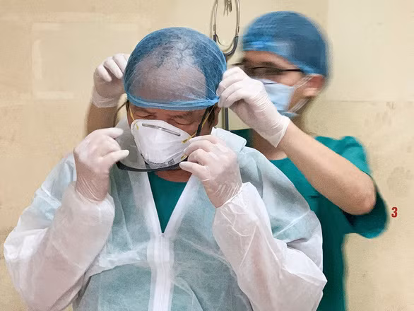 "Hình ảnh khiến mình liên tưởng đến tiền tuyến và hậu phương, chúc bác và đội ngũ y tế trên cả nước sức khỏe, sớm đoàn tụ với gia đình", "Chỉ có thể nhìn chồng từ phía xa mà không giúp gì được, buồn thật. Chắc gia đình phải nhớ lắm mới tìm đến tận bệnh viện gặp gỡ thoáng chốc như thế này rồi lại phải để bác sĩ vào viện chống lại dịch bệnh" - Nhiều người bày tỏ sự xót xa trước hình ảnh của vợ chồng bác sĩ Hùng.