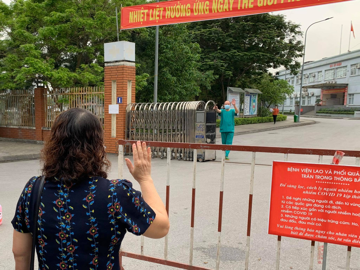 Mới đây, trên trang fanpage của Bệnh viện Sản nhi Quang Ninh chia sẻ khoảnh khắc xúc động trong cuộc gặp gỡ ngắn ngủi của hai vợ chồng bác sĩ Nguyễn Quốc Hùng qua hàng rào chắn khu cách ly COVID-19 thu hút sự quan tâm đặc biệt của cộng đồng mạng, nhanh chóng thu hút gần 1000 lượt tương tác.