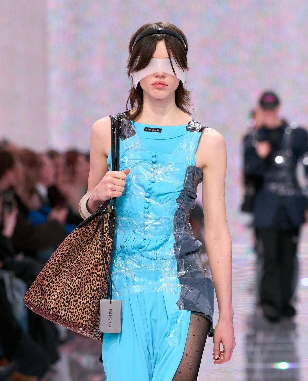 Nhà mốt Balenciaga luôn làm cho những người quan tâm đến thời trang nhiều lần "ngã ngửa" vì những ý tưởng thiết kế độc lạ của mình. Mới đây, chiếc vòng tay giống hệt...cuộn băng dính đã được thương hiệu xa xỉ này giới thiệu trong bộ sưu tập mới.