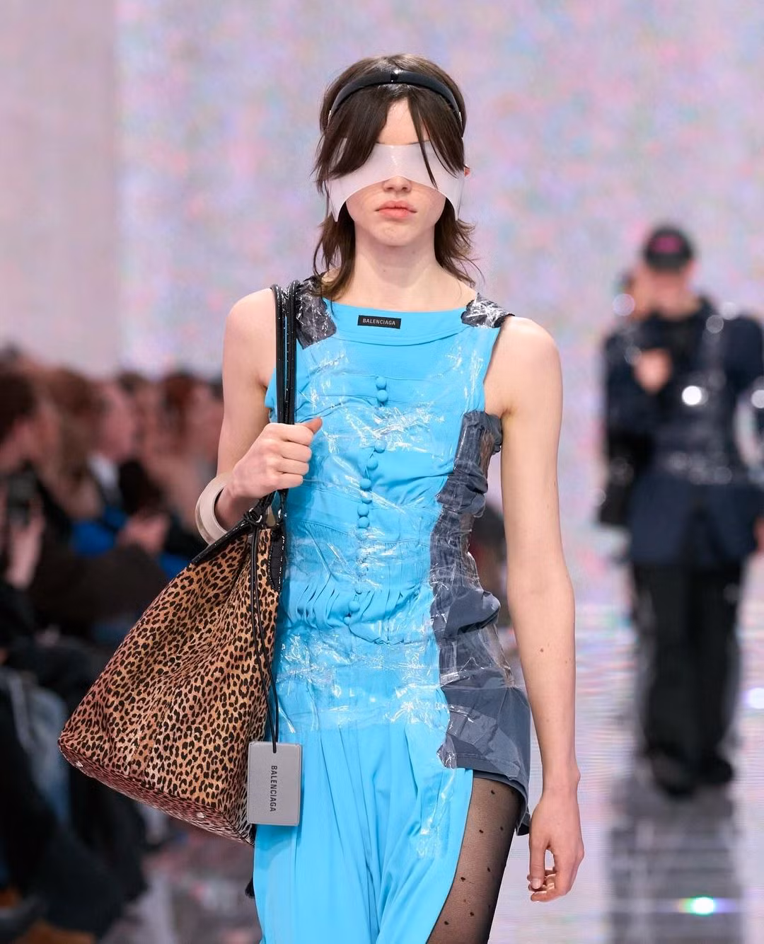 Nhà mốt Balenciaga luôn làm cho những người quan tâm đến thời trang nhiều lần "ngã ngửa" vì những ý tưởng thiết kế độc lạ của mình. Mới đây, chiếc vòng tay giống hệt...cuộn băng dính đã được thương hiệu xa xỉ này giới thiệu trong bộ sưu tập mới.